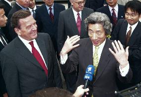 (3) Koizumi, Schroeder arrive in Tokyo after G-8 summit